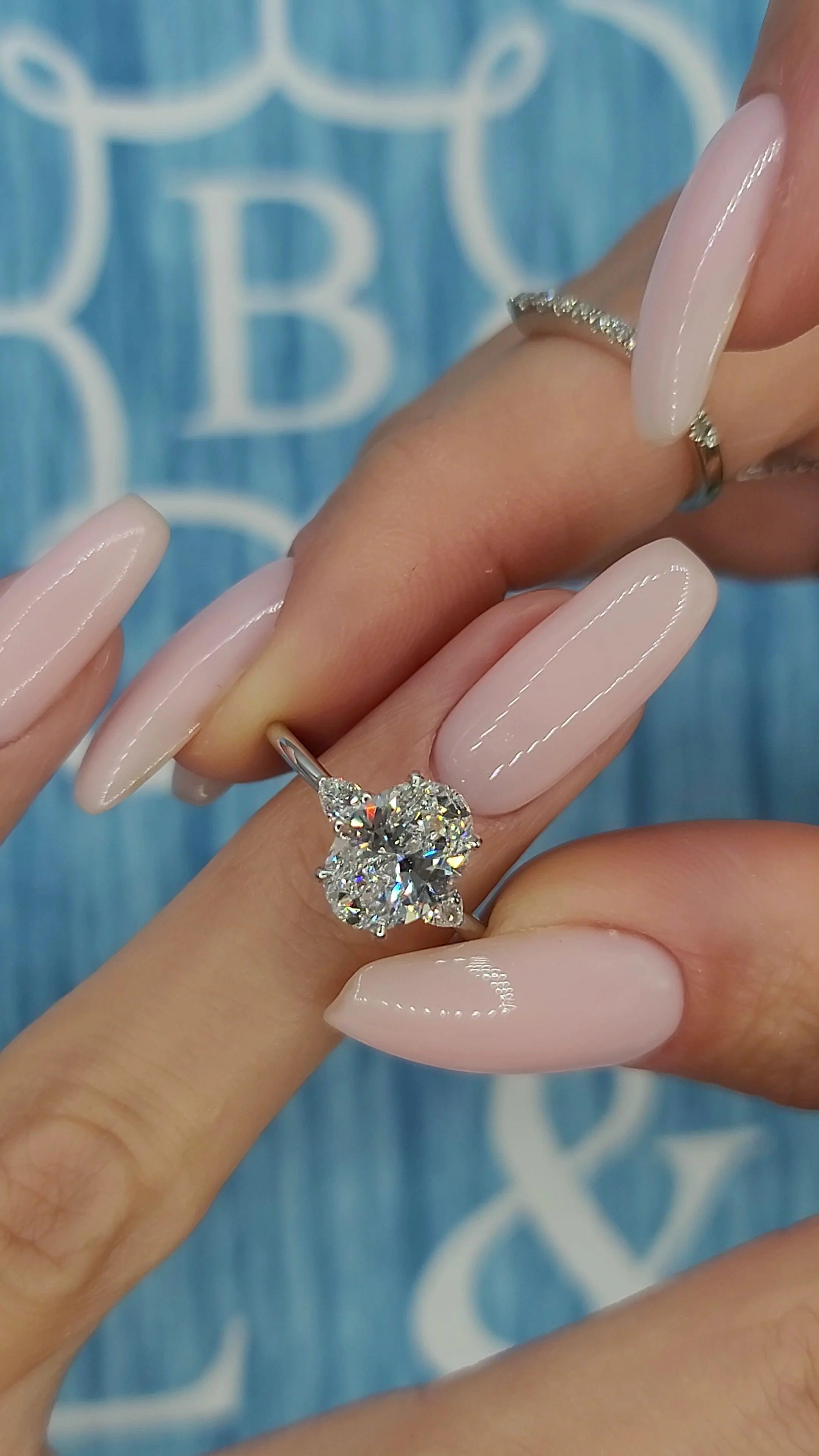 2.38 Carats Lab Grown Oval Cut with Pear Shape Side Stones Diamond Engagement Ring in White Gold - Image 4
